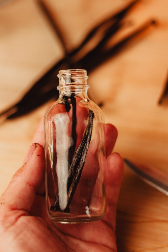 2 oz glass jar with vanilla beans